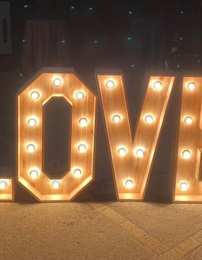 Palabra "Love" Madera Iluminadas para Bodas y Eventos (1m alto)